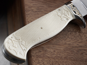 Close up of the Elite Knives hunter bowie knife